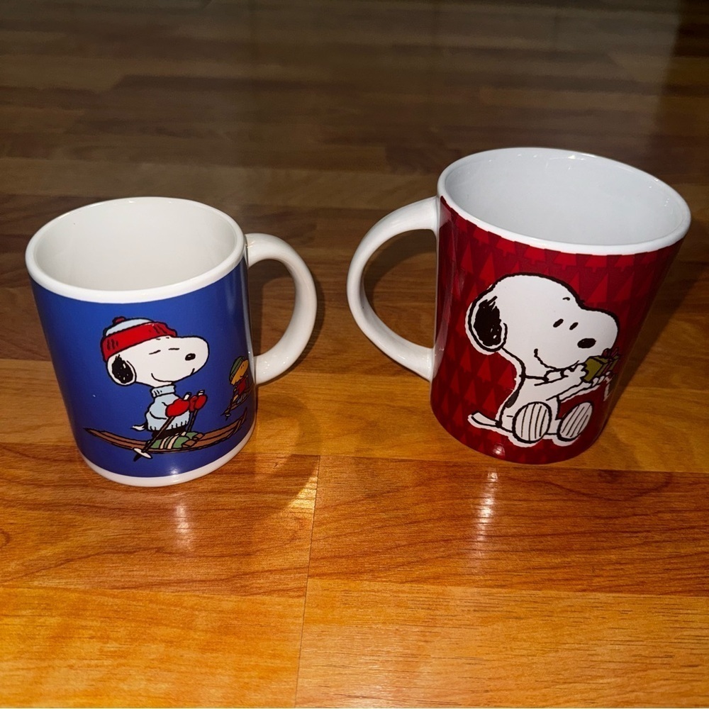 LOT 2 Peanuts Snoopy Woodstock Mugs United Feature COFFEE 8 Oz CHRISTMAS VINTAGE